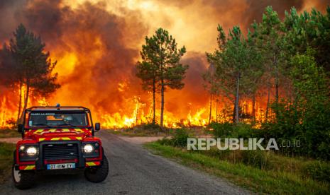  Api yang telah merusak taman nasional Serra da Estrela Portugal. Foto:  Foto ini disediakan Kamis 14 Juli 2022 oleh pemadam kebakaran wilayah Gironde (SDIS33) menunjukkan kebakaran hutan di dekat Landiras, Prancis barat daya, Rabu, 13 Juli 2022. Serentetan kebakaran hutan menghanguskan beberapa bagian Eropa, dengan petugas pemadam kebakaran berjuang melawan api di Portugal, Spanyol, dan Prancis selatan. Di Prancis, dua kebakaran berkobar di luar kendali di wilayah sekitar Bordeaux di barat daya Prancis selama tiga hari berturut-turut, meskipun ada upaya 1.000 petugas pemadam kebakaran dan pesawat penampung air untuk menahannya.