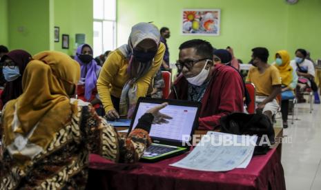 Petugas melayani orang tua siswa di posko Penerimaan Peserta Didik Baru (PPDB).