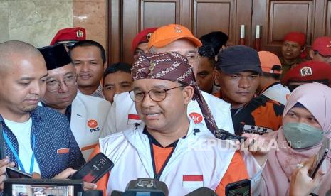 Bakal calon presiden (bacapres) Anies Rasyid Baswedan saat menghadiri acara jalan sehat dan dialog kebangsaan yang digelar PKS di Bandung, Sabtu (5/8/2023). 