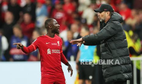 Manajer Liverpool Juergen Klopp (kanan) berbicara dengan Naby Keita selama final Liga Champions UEFA antara Liverpool FC dan Real Madrid di Stade de France di Saint-Denis, dekat Paris, Prancis, 28 Mei 2022.