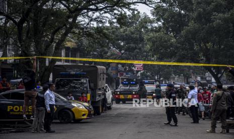 Petugas kepolisian berjaga di dekat lokasi terjadinya ledakan yang diduga bom di area Polsek Astana Anyar, Jalan Astana Anyar, Kota Bandung, Rabu (7/12/2022). Hingga saat ini petugas kepolisian masih menyelidiki kejadian ledakan tersebut. Republika/Abdan Syakura