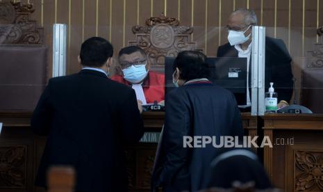 Hakim Tunggal Ahmad Sayuti memimpin jalannya sidang praperadilan Habib Rizieq Shihab di Pengadilan Negeri Jakarta Selatan, Jakarta, Senin (4/1). Pengadilan Negeri Jakarta Selatan menggelar sidang perdana gugatan praperadilan yang dilayangkan oleh Habib Rizieq Shihab terkait penetapan tersangka dan penahanan kasus kerumunan di Petamburan.Prayogi/Republika