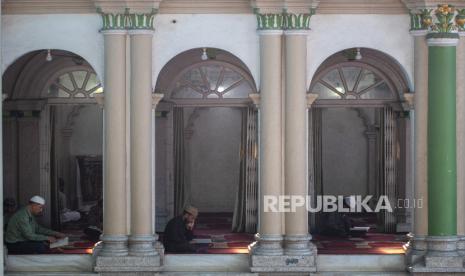  Orang-orang membaca Alquran di dalam Masjid Kashmir pada hari Jumat pertama bulan suci Ramadhan di Kathmandu, Nepal, 08 April 2022. Muslim di seluruh dunia merayakan bulan suci Ramadhan dengan berdoa pada malam hari dan tidak makan, minum, dan tindakan seksual selama periode antara matahari terbit dan terbenam. Ramadhan adalah bulan kesembilan dalam kalender Islam dan diyakini bahwa turunnya ayat pertama dalam Alquran adalah selama 10 malam terakhirnya.