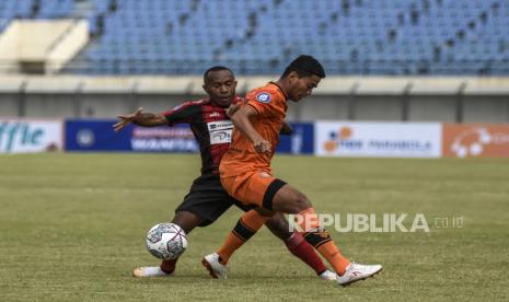 Penyerang Persipura Jayapura Yohanes Ferinando Pahabol (kiri) berebut bola dengan gelandang Persiraja Banda Aceh Mohammad Rifaldi (kanan) dalam pertandingan lanjutan BRI Liga 1-2021/2022 di Stadion Si Jalak Harupat, Kabupaten Bandung, Jumat (24/9). Dalam pertandingan tersebut Persipura Jayapura mengalahkan Persiraja Banda Aceh dengan Skor 2-1. Foto: Republika/Abdan Syakura