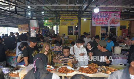 Pedagang melayani pembeli makanan untuk berbuka puasa (takjil) di Kawasan Bendungan Hilir (Benhil), Jakarta, Selasa (12/3/2024). Pasar musiman selama bulan suci Ramadhan tersebut menjadi pusat berburu beraneka ragam jajanan dan masakan dari berbagai daerah di Indonesia sebagai menu buka puasa.