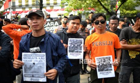 Massa suporter Aremania melakukan aksi saat mengantar keluarga korban menyampaikan laporan terkait Tragedi Kanjuruhan di depan Mabes Polri, Jakarta, Sabtu (19/11/2022). Dalam aksinya, mereka mendesak pihak kepolisian untuk segera menuntaskan kasus dugaan penganiayaan serta meminta kejelasan atas pelaporan yang diajukan keluarga korban dalam Tragedi Kanjuruhan yang menyebabkan sebanyak 135 korban jiwa. Republika/Thoudy Badai