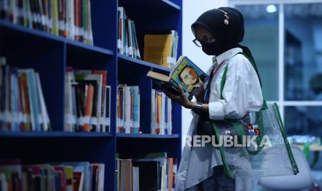 Warga membaca buku di Perpustakaan Kota Bogor, Jawa Barat, Rabu (18/1/2033). Perpustakaan yang memiliki koleksi 60.000 eksemplar buku dengan 35.000 judul tersebut diharapkan dapat meningkatkan literasi dan minat baca warga. Naskah Khutbah Jumat: Mulianya Muslim yang Berilmu