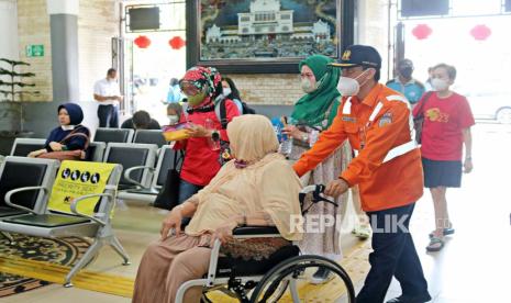 KAI Daop 3 Cirebon memberikan potongan harga tiket kereta api kelas eksekutif, bisnis, dan ekonomi bagi penumpang disabilitas sebesar 20 persen, mulai 17 September 2023 hingga seterusnya. Selasa (12/9/2023)