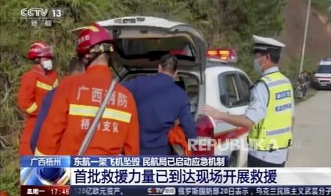  Dalam gambar yang diambil dari rekaman video yang dijalankan oleh CCTV China, personel darurat bersiap untuk melakukan perjalanan ke lokasi kecelakaan pesawat di dekat Wuzhou di Daerah Otonomi Guangxi Zhuang barat daya China, Senin, 21 Maret 2022. Boeing 737-800 China Eastern dengan lebih banyak dari 100 orang di dalamnya jatuh di provinsi selatan Guangxi pada hari Senin, kata para pejabat.