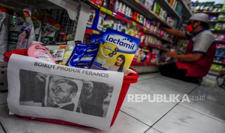 Sejumlah produk Prancis yang diboikot di salah satu minimarket di Jakarta, Selasa (3/11). Aksi boikot berbagai macam produk Prancis tersebut sebagai bentuk protes dan kecaman terhadap pernyataan Presiden Prancis Emmanuel Macron yang dianggap menghina umat Islam dan Nabi Muhammad SAW.Republika/Putra M. Akbar