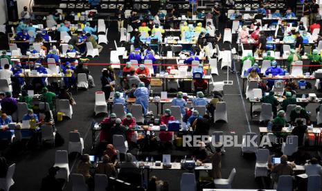 Sejumlah wartawan mengikuti vaksinasi COVID-19 dosis kedua di Hall Basket Senayan, Jakarta Pusat, Rabu (17/3/2021). Vaksinasi COVID-19 dosis kedua bagi wartawan tersebut mulai digelar pada Selasa (16/3/2021) hingga Rabu (17/3/2021) dengan sasaran sebanyak 5.227 wartawan. 