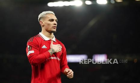  Pemain Manchester United  Antony memberi tepuk tangan kepada para penggemar di akhir pertandingan sepak bola leg kedua playoff Liga Europa antara Manchester United dan Barcelona di stadion Old Trafford di Manchester, Inggris,  Jumat (24/2/2023) dini hari WIB 