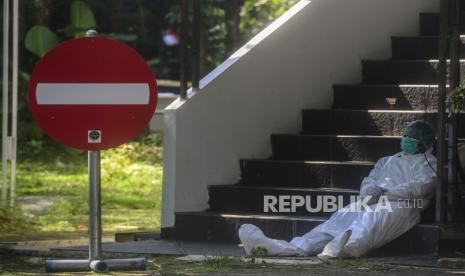 Petugas beristirahat usai membawa pasien Covid-19 di Rumah Sakit Lapangan Kota Bogor, Kompleks GOR Pajajaran, Kota Bogor, Jawa Barat, Jumat (2/7). Rumah Sakit Lapangan Kota Bogor kembali dioperasikan untuk menurunkan ketersediaan tempat tidur rumah sakit rujukan pasien Covid-19 di Kota Bogor pasca terjadinya lonjakan peningkatan kasus Covid-19. Rumah sakit tersebut sudah menerima 8 pasien Covid-19 rujukan dari RSUD Kota Bogor dengan kapasitas 18 tempat tidur untuk pasien covid-19 bergejala sedang. Republika/Putra M. Akbar