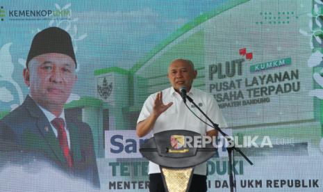 Menteri Koperasi dan UKM Teten Masduki menyampaikan sambutan saat peresmian Gedung Pusat Layanan Usaha Terpadu (PLUT) di Soreang, Kabupaten Bandung, Senin (23/10/2023). Dalam kunjungan kerjanya itu, Teten meminta pemerintah daerah (Pemda) baik Provinsi, Kota dan Kabupaten agar mensinergikan program hilirisasi UMKM yang sudah dicanangkan pemerintah pusat. Setiap UMKM yang ada di kota atau kabupaten mulai didorong untuk menjadi rantai utama pemasok ke sektor Industri.