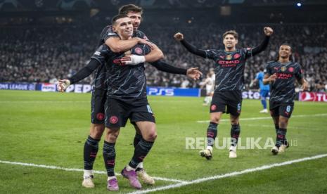 Phil Foden dari Manchester City merayakan bersama rekan satu timnya setelah mencetak gol 1-3 pada pertandingan sepak bola leg pertama babak 16 besar Liga Champions UEFA antara FC Copenhagen dan Manchester City, di Kopenhagen, Denmark, Kamis (14/2/2024) dini hari WIB