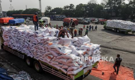 Pekerja saat bongkar muat beras impor. 