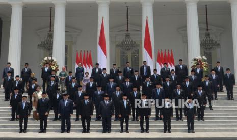 Presiden Prabowo Subianto didampingi Wakil Presiden Gibran Rakabuming Raka berfoto bersama jajaran Menteri dan Kepala Lembaga Tinggi Negara Kabinet Merah Putih yang baru dilantik di Istana Merdeka, Jakarta, Senin (21/10/2024). Presiden Prabowo melantik 53 menteri dan kepala badan negara setingkat menteri dalam Kabinet Merah Putih periode 2024-2029.