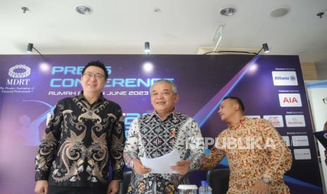 Country Chair MDRT Indonesia Dedy Setio, Direktur Eksekutif AAJI Togar Pasaribu  dan Committee Chair of MDRT Day Indonesia 2023 Anwar Aonillah (Dari kiri) berbicara kepada media di Jakarta, Rabu (14/6/2023).  Asosiasi Asuransi Jiwa Indonesia (AAJI) mengapresiasi (Million Dollar Round Table) MDRT Indonesia, sebagai wadah para agen asuransi jiwa dengan standar internasional.Berdasarkan perhitungan terakhir jumlah agen asuransi jiwa dengan kualifikasi MDRT sudah mencapai 2.277 anggota.(MDRT) Day Indonesia tahun ini akan diselenggarakan pada tanggal (13/7/2023). Seminar agen asuransi ini dapat meningkatkan kemampuan diri menjadi agen profesional berskala internasional.