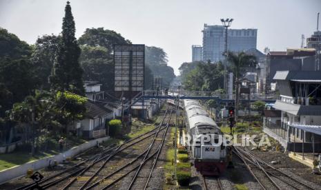 Rangkaian kereta api melintas menuju Stasiun Bandung, Kota Bandung, Jawa Barat.