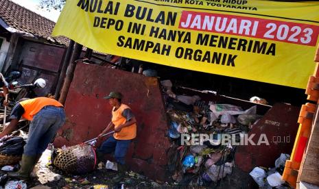 Petugas kebersihan mengangkut sampah ke atas truk pengangkut di tempat pembuangan sampah Lempuyangan, Yogyakarta, Ahad (18/12/2022). Masyarakat Kita Yogyakarta mulai Januari 2023 dilarang membuang sampah anorganik. Pemerintah menghimbau masyarakat mengelola sampah anorganik secara mandiri atau melalui bank sampah. Aturan nol sampah anorganik ini tertuang dalam Surat Edaran Wali Kota Jogja No 660/6123/SE/2022 tentang Gerakan Zero Sampah Anorganik.