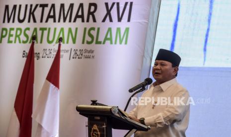 Menteri Pertahanan Prabowo Subianto memberikan sambutan pada pembukaan Muktamar XVI Persatuan Islam di Soreang, Kabupaten Bandung, Sabtu (24/9/2022). Muktamar XVI Persatuan Islam (Persis) yang dilaksanakan pada 23-26 September 2022 tersebut mengusung tema Transformasi Gerakan Dakwah Persis Untuk Mewujudkan Islam Rahmatan Lil Alamien Dalam Bingkai NKRI. Republika/Abdan Syakura