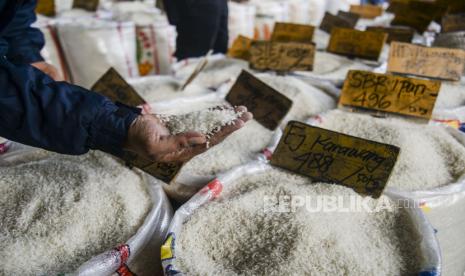 Warga saat memilih beras di Pasar Induk Beras Cipinang, Jakarta.   Badan Pangan Nasional (NFA) meminta Perum Bulog meredam kenaikan harga beras dengan menggelontorkan pasokan cadangan beras pemerintah (CBP) ke Pasar Induk Beras Cipinang (PIBC) Jakarta. PIBC menjadi barometer pasokan dan harga beras secara nasional.