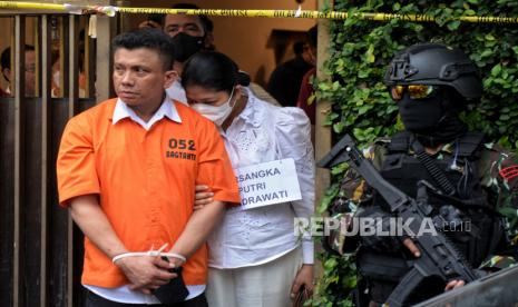 Tersangka mantan Kadiv Propam Polri Irjen Ferdy Sambo mengenakan pakaian tahanan bersama istrinya Putri Chandrawathi saat mengikuti rekonstruksi di rumah dinas Ferdy Sambo di Kompleks Polri Duren Tiga, Jalan Duren Tiga Utara I, Jakarta Selatan, Selasa (30/8/2022). Mabes Polri menggelar rekonstruksi kasus dugaan pembunuhan Brigadir J sebanyak 78 adegan secara runut mulai dari peristiwa awal di Magelang Jawa Tengah sebanyak 16 adegan, di rumah pribadi Ferdy Sambo di Jalan Saguling III, Jakarta Selatan 35 adegan dan di rumah dinas sebanyak 27 adegan. Rekonstruksi tersebut juga menghadirkan lima tersangka diantaranya Ferdy Sambo, Putri Chandrawathi, Bharada Richard Eliezer atau Bharada E, Bripka Ricky Rizal atau RR, serta Kuat Maruf.  