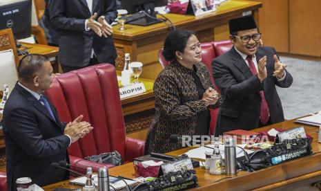 Ketua DPR Puan Maharani (tengah) bersama Wakil Ketua DPR Muhaimin Iskandar (kanan), Lodewijk Freidrich Paulus (kiri) memimpin rapat paripurna (khusus) DPR masa persidangan I tahun 2022-2023 di kompleks Parlemen, Senayan, Jakarta, Selasa (6/9/2022). Rapat paripurna tersebut dalam rangka HUT DPR RI Ke-77 dan penyampaian laporan kinerja DPR tahun sidang 2021-2022 oleh Ketua DPR. 