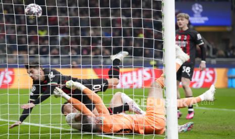 Tottenhams goalkeeper Fraser Forster fails to save the ball as AC Milans Brahim Diaz, top left, scores his side