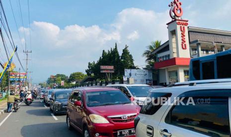 Arus lalu lintas di Jalur Puncak, tepatnya di sekitar Pasar Cisarua. (ilustrasi)