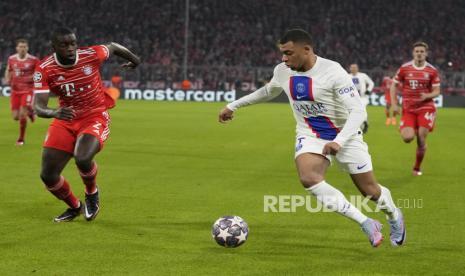 Pemain PSG  Kylian Mbappe (kanan) berebut bola dengan pemain Bayern Dayot Upamecano pada pertandingan sepak bola leg kedua babak 16 besar Liga Champions antara  Bayern Muenchen dan Paris Saint Germain di Allianz Arena di Muenchen, Jerman, Kamis (9/3/2023) dini hari WIB. 