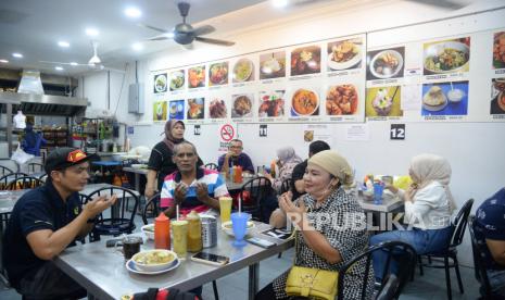 Sejumlah warga muslim Indonesia berdoa sebelum berbuka puasa di Restoran TAR, Pekan Chow Kit, Kuala Lumpur, Malaysia, Selasa (6/4/2022). Doa Berbuka Puasa Ramadhan yang Sering Dilafalkan