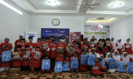 Garudafood Donasikan 1.000 Pasang Sepatu untuk Anak Dhuafa