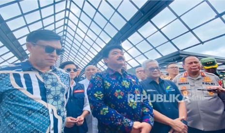 Menteri Agraria dan Tata Ruang (ATR)/ Kepala Badan Pertanahan Nasional (BPN), Marsekal TNI (Purn) Hadi Tjahjanto, mendatangi objek pemulihan aset PT Perkebunan Nusantara (PTPN) VIII, di areal unit agrowisata wilayah Gunung Mas, Kecamatan Megamendung, Kabupaten Bogor, Kamis (30/3/2023). 