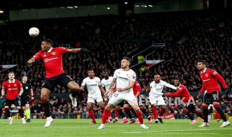 Striker Manchester United, Anthony Martial (kiri) saat beraksi melawan Sevilla di leg pertama perempat final LIga Europa, pekan lalu.