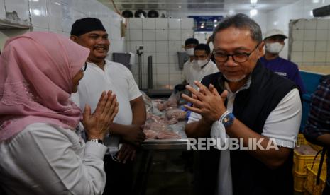 Menteri Perdagangan Zulkifli Hasan saat meninjau Rumah Potong Hewan Unggas (RPHU) Restu Jaya, Rawa Kepiting, Pulo Gadung, Jakarta Timur, Sabtu (4/5/2024). 