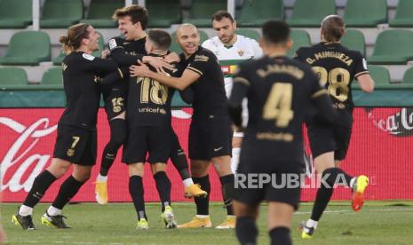 Pemain Barcelona Riqui Puig (kedua kiri) melakukan selebrasi setelah mencetak gol kedua timnya selama pertandingan sepak bola La Liga Spanyol antara Elche dan Barcelona di stadion Manuel Martinez Valero di Elche, Spanyol, Ahad (24/1).