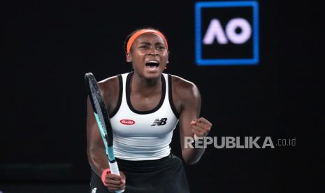  Coco Gauff dari Amerika Serikat merayakan setelah mengalahkan Emma Raducanu dari Inggris pada pertandingan putaran kedua kejuaraan tenis Australia Terbuka di Melbourne, Australia, Rabu, 18 Januari 2023.