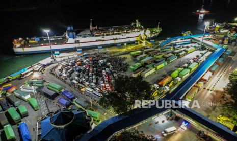 Sejumlah kendaraan mengantre untuk memasuki kapal di Pelabuhan Merak, Banten, Rabu (5/5) dini hari. Satu hari sebelum larangan mudik diberlakukan para pemudik yang akan menuju Pulau Sumatera mulai memadati Pelabuhan Merak, Banten. 