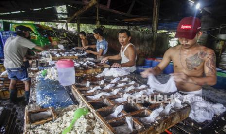 Sejumlah pekerja menyelesaikan pembuatan tahu putih di Cibinong, Bogor, Jawa Barat, Selasa (19/5/2020). Menteri Koperasi dan Usaha Kecil Menengah Teten Masduki mengatakan, sebanyak 163