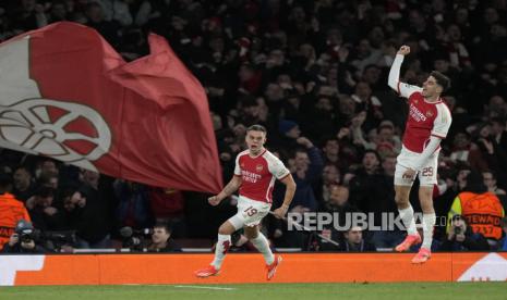 Leandro Trossard dari Arsenal, tengah, merayakan bersama Kai Havertz dari Arsenal, kanan, setelah mencetak gol kedua timnya pada pertandingan sepak bola leg pertama perempat final Liga Champions antara Arsenal dan Bayern Munich di Stadion Emirates, London, Rabu (10/4/2024). Dini hari WIB.