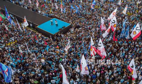 Foto udara calon presiden nomor urut 2, Prabowo Subianto berorasi saat kampanye akbar bertajuk kirab kebangsaan di Semarang, Jawa Tengah, Ahad (28/1/2024). Dalam orasi politiknya Prabowo berjanji dan bertekad akan memaksimalkan pengelolaan kekayaan alam Indonesia yang melimpah untuk mensejahterakan seluruh rakyat Indonesia agar tidak ada lagi kemiskinan di Indonesia. 