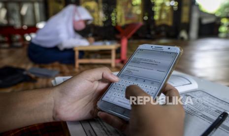 Sejumlah siswa saat melaksanakan pembelajaran jarak jauh di Sanggar Suluk Nusantara, Depok, Jawa Barat, Selasa (11/8). Pembelajaran jarak jauh tersebut dilaksanakan di sanggar karena terdapat fasilitas wifi gratis dan menyediakan ponsel pintar bagi siswa yang kesulitan biaya untuk kebutuhan belajar daring. Republika/Putra M. Akbar