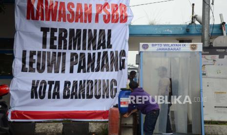 Calon penumpang yang akan memasuki Terminal Leuwipanjang, Kota Bandung, melakukan sterilisasi, Selasa (21/4). Pembatasan Sosial Bersekala Besar (PSBB) di Jakarta, Bogor, Depok dan Bekasi (Jabodetabek), sejumlah armada bus di Bandung menghentikan sementara tujuan ke wilayah tersebut seiring penurunan jumlah penumpang berangkat maupun tiba