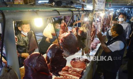 Bersama sejumlah pejabat dari dinas terkait, Wakil Wali Kota Bandung Yana Mulyana berbincang dengan pedagang daging sapi saat meninjau Pasar Kosambi, Kota Bandung, Senin (10/5). Yana memastikan menjelang Lebaran tidak akan ada operasi pasar karena pasokan aman dan kenaikan harga masih dalam batas toleransi.