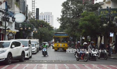 Pengunjung berjalan-jalan menikmati sore di jalan Braga, Kota Bandung, Kamis (25/4/2024). 