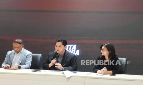 (Kiri-kanan) Waketum I PSSI Zainudin Amali, Ketum PSSI Erick Thohir, Waketum II PSSI Ratu Tisha Destria saat konferensi pers di Gelora Bung Karno (GBK) Arena, Jakarta, Kamis (22/6/2203).