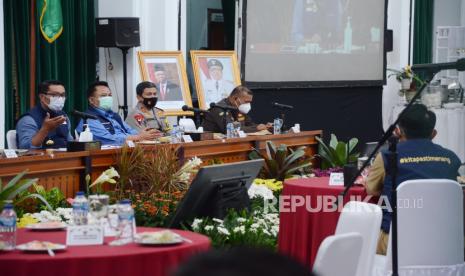 Gubernur Jawa Barat Ridwan Kamil memimpin Rapat Komite Kebijakan Penanganan Covid-19 dan Pemulihan Ekonomi Daerah, di Aula Barat Gedung Sate, Kota Bandung, Senin (25/1). Pemerintah Provinsi Jawa Barat akan berinovasi dalam pemberian vaksin kepada masyarakat. Terbatasnya jumlah Puskesmas di pedesaan, maka Pemprov Jabar akan menggunakan mobil keliling yang didesain khusus masuk ke pedesaan.