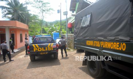 Aparat Kepolisian berjaga di akses masuk menuju Desa Wadas, Purworejo, Jawa Tengah, Rabu (9/2/2022). Diketahui, pada Selasa (8//2/2022) kemaren 63 orang khususnya 56 warga Wadas ditangkap kepolisian. Para warga yang ditangkap adalah mereka yang bersikeras menolak lahannya dibebaskan untuk penambangan batu adesit. Luas tanah yang akan dibebaskan mencapai 124 hektar.Batu andesit yang ditambang dari Desa Wadas ini sedianya akan digunakan sebagai material untuk pembangunan Waduk Bener yang lokasinya masih berada di Kabupaten Purworejo.