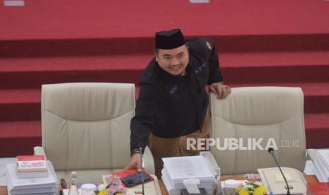 Ketua KPU Mochammad Afifuddin bersiap memimpin rapat pleno rekapitulasi nasional Pemilu 2024 pascatindak lanjut putusan Mahkamah Konstitusi (MK) di Gedung KPU, Jakarta, Ahad (28/7/2024).